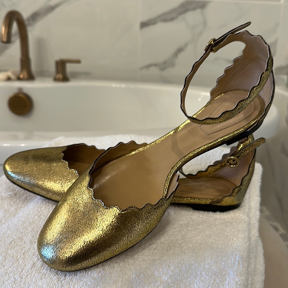 NEW Chloé scalloped “Ballerina’s Gold Glitter” (name on box) flats with buckle